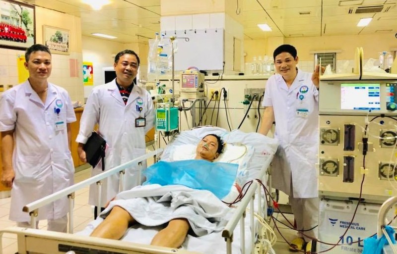 Nhóm bác sĩ điều trị cùng nam bệnh nhân tại Bệnh viện đa khoa tỉnh Hòa Bình. Nhóm bác sĩ điều trị cùng nam bệnh nhân tại Bệnh viện đa khoa tỉnh Hòa Bình.