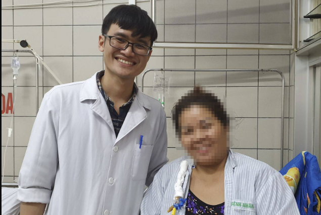 Bà T. vui vẻ chụp ảnh lưu niệm với bác sĩ trước khi xuất viện Bà T. vui vẻ chụp ảnh lưu niệm với bác sĩ trước khi xuất viện