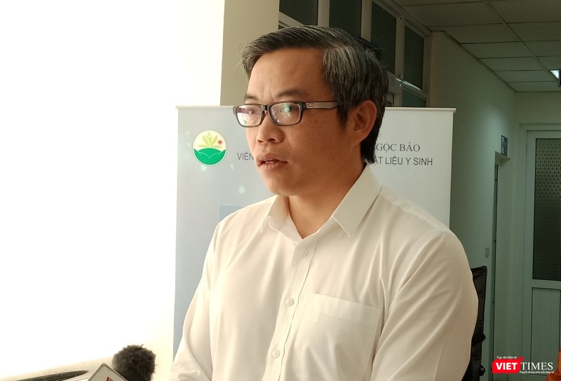 PGS.TS. Trần Trung Dũng - Phó Giám đốc Bệnh viện, Trưởng Khoa Chấn thương Chỉnh hình, Bệnh viện Đa khoa Xanh Pôn chia sẻ về công nghệ mới tại buổi hội thảo.