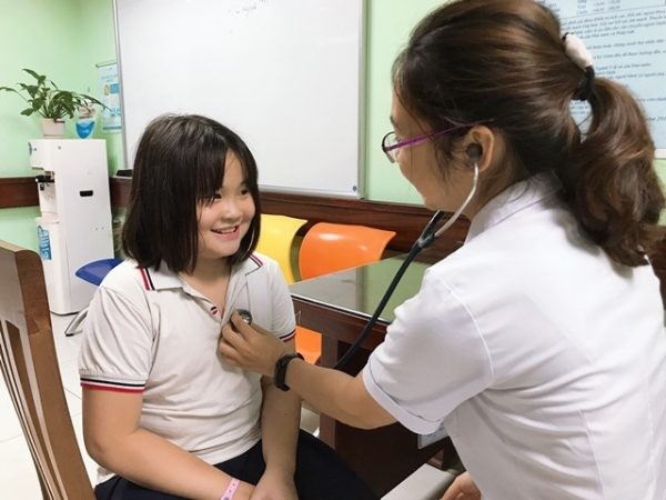 Bác sĩ thăm khám cho bệnh nhi