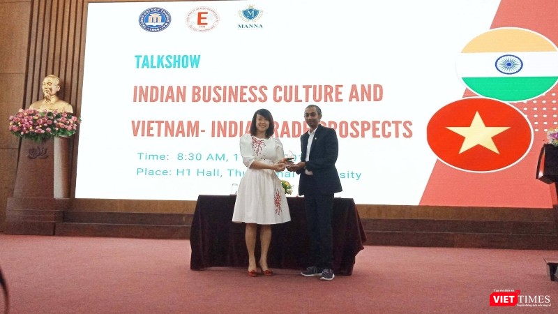 Doanh nhân B.M.Anvar Sadath chụp ảnh cùng giảng viên Khoa Kinh Tế và Kinh Doanh Quốc Tế, Trường Đại Học Thương Mại