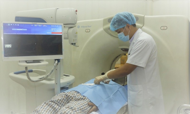 Bác sĩ thực hiện thủ thuật cho bệnh nhân Bác sĩ thực hiện thủ thuật cho bệnh nhân