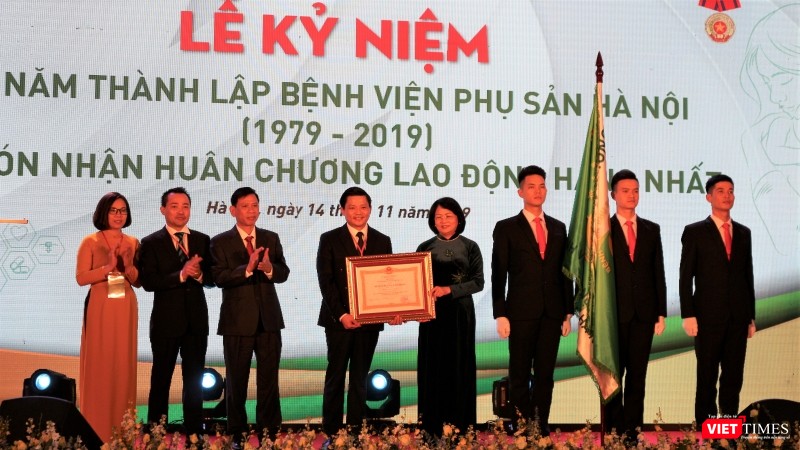 Phó Chủ tịch nước Đặng Thị Ngọc Thịnh trao Huân chương Lao động hạng Nhất cho Bệnh viện.