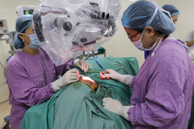 Nhóm bác sĩ sử dụng kỹ thuật vi phẫu để phục hồi gương mặt cho người đàn ông. Nhóm bác sĩ sử dụng kỹ thuật vi phẫu để phục hồi gương mặt cho người đàn ông.