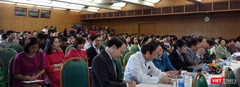 Rất đông chuyên gia về sản phụ khoa và hỗ trợ sinh sản tham dự hội nghị tại Bệnh viện Bạch Mai sáng 29/11. Rất đông chuyên gia về sản phụ khoa và hỗ trợ sinh sản tham dự hội nghị tại Bệnh viện Bạch Mai sáng 29/11.