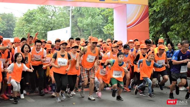 Nhóm mặc áo cam chạy cự ly 5km lao mình ra khỏi vạch xuất phát. Không chỉ người lớn mà nhiều bạn nhỏ cũng hăng hái tham gia thi chạy ở cự ly này. Nhóm mặc áo cam chạy cự ly 5km lao mình ra khỏi vạch xuất phát. Không chỉ người lớn mà nhiều bạn nhỏ cũng hăng hái tham gia thi chạy ở cự ly này.