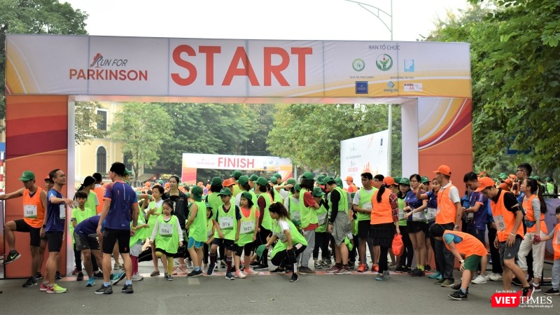 Nhóm mặc áo xanh tham gia cự ly 2km khởi động trước khi chạy. Nhóm mặc áo xanh tham gia cự ly 2km khởi động trước khi chạy.