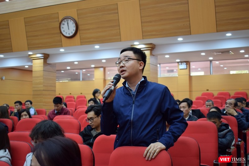 Đại diện doanh nghiệp trao đổi thông tin xung quanh vấn đề cấp phép đăng ký lưu hành sản phẩm. Đại diện doanh nghiệp trao đổi thông tin xung quanh vấn đề cấp phép đăng ký lưu hành sản phẩm.