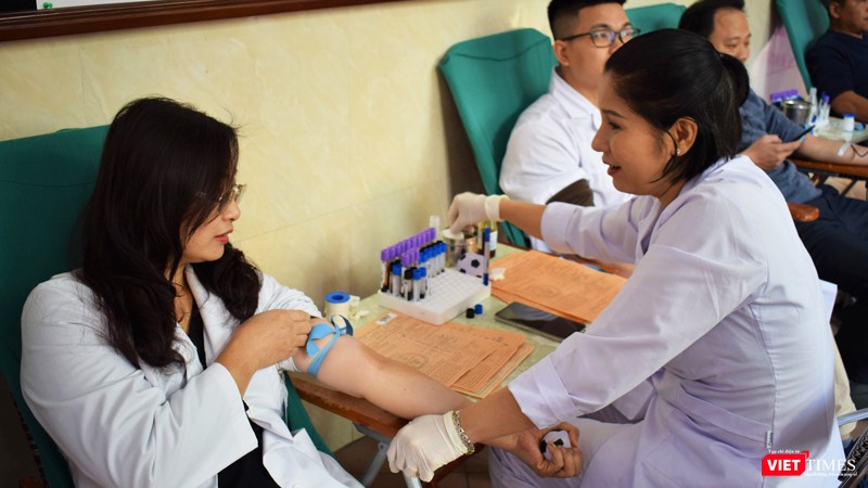 Ngay cả khi các bác sĩ đã quen thuộc khi tiếp xúc với máu, họ vẫn cần được tư vấn trước khi hiến máu. Ngay cả khi các bác sĩ đã quen thuộc khi tiếp xúc với máu, họ vẫn cần được tư vấn trước khi hiến máu.