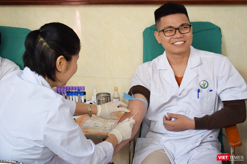 Nụ cười tươi tắn của một bác sĩ trẻ hiến máu ở mức 350 ml. Nụ cười tươi tắn của một bác sĩ trẻ hiến máu ở mức 350 ml.