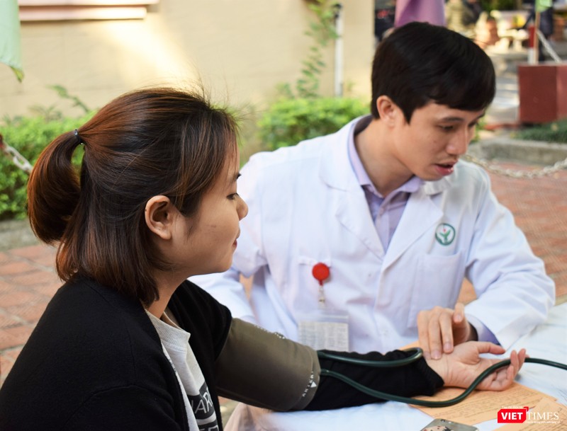 Một nhân viên y tế được đo huyết áp sau khi hoàn thành đơn đăng ký hiến máu. Một nhân viên y tế được đo huyết áp sau khi hoàn thành đơn đăng ký hiến máu.