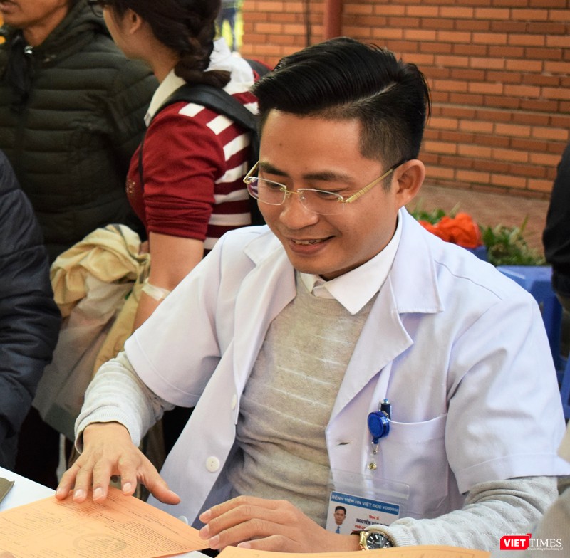 Bác sĩ đăng ký hiến máu. Bác sĩ đăng ký hiến máu.