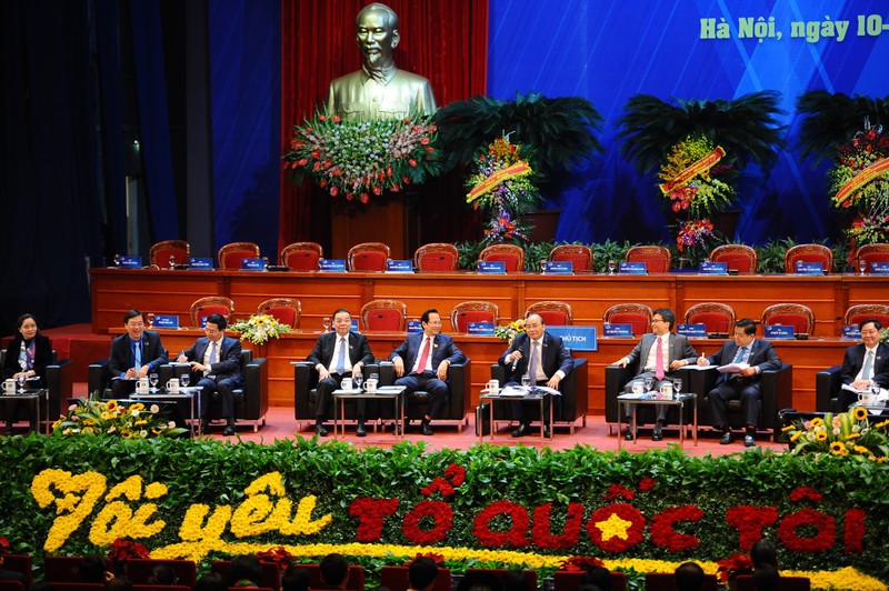 Thủ tướng Nguyễn Xuân Phúc (giữa) trả lời câu hỏi của thanh niên.