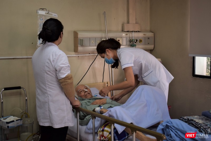 Kiểm tra ống dẫn truyền dịch cho bệnh nhân. Kiểm tra ống dẫn truyền dịch cho bệnh nhân.