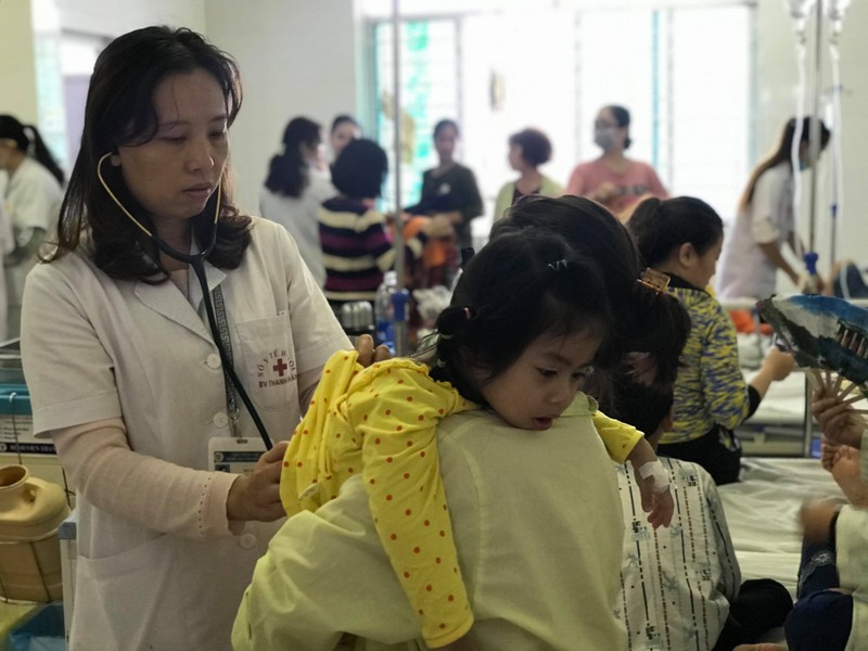 Khuyến cáo: Không phải cứ mắc cúm thì được uống Tamiflu ảnh 3 Hàng trăm bệnh nhi nhập viện khi thời tiết chuyển mùa và ô nhiễm môi trường