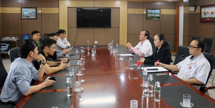 Ban lãnh đạo Bệnh viện trao đổi với gia đình chị N. (Ảnh: Báo Quảng Bình) Ban lãnh đạo Bệnh viện trao đổi với gia đình chị N. (Ảnh: Báo Quảng Bình)