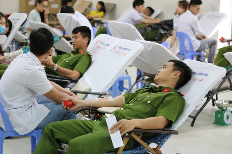 Không chỉ sinh viên. các chiến sĩ công an Đà Nẵng cũng tích cực tham gia hiến máu trong ngày Chủ nhật Đỏ (Ảnh: Ban tổ chức) Không chỉ sinh viên. các chiến sĩ công an Đà Nẵng cũng tích cực tham gia hiến máu trong ngày Chủ nhật Đỏ (Ảnh: Ban tổ chức)