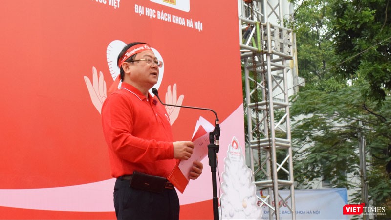 Nhà báo Lê Xuân Sơn - Trưởng Ban tổ chức Chương trình phát biểu khai mạc sự kiện hiến máu. Nhà báo Lê Xuân Sơn - Trưởng Ban tổ chức Chương trình phát biểu khai mạc sự kiện hiến máu.