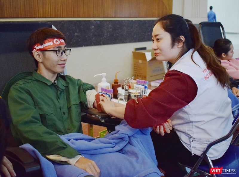 Bùi Xuân Quang (SN 2001, Đại học Sư phạm kỹ thuật Hưng Yên) hiến máu lần đầu tiên. Mặc dù có chút lo lắng, hồi hộp vì thấy chiếc kim hiến máu, song, Quang vẫn nở nụ cười tươi tắn. Bùi Xuân Quang (SN 2001, Đại học Sư phạm kỹ thuật Hưng Yên) hiến máu lần đầu tiên. Mặc dù có chút lo lắng, hồi hộp vì thấy chiếc kim hiến máu, song, Quang vẫn nở nụ cười tươi tắn.