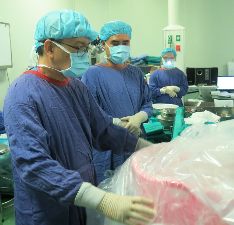 Các bác sĩ thực hiện phẫu thuật cho chị H (Ảnh: BVCC)