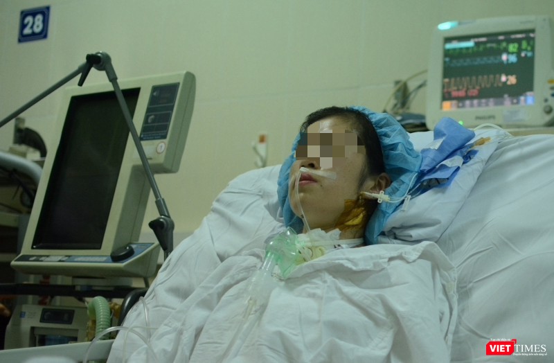 Chị H. chưa thể đi lại, tiếp tục được điều trị ở khu vực cách ly (Ảnh: Quang Hùng) Chị H. chưa thể đi lại, tiếp tục được điều trị ở khu vực cách ly (Ảnh: Quang Hùng)