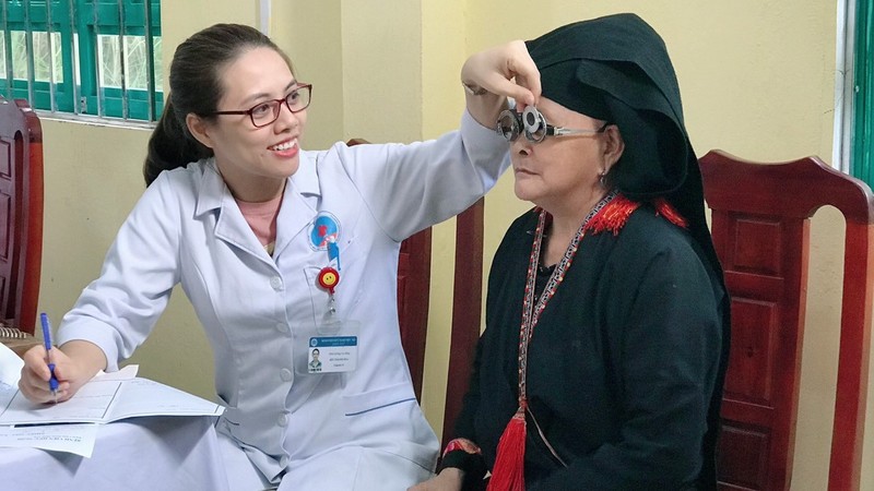 Người dân được khám miễn phí về nội khoa, siêu âm ổ bụng tổng quát, điện tim và khám các chuyên khoa; thử đường máu mao mạch khi có chỉ định, kết luận và tư vấn về sức khỏe, sau đó được phát thuốc miễn phí (Ảnh: BVCC). Người dân được khám miễn phí về nội khoa, siêu âm ổ bụng tổng quát, điện tim và khám các chuyên khoa; thử đường máu mao mạch khi có chỉ định, kết luận và tư vấn về sức khỏe, sau đó được phát thuốc miễn phí (Ảnh: BVCC).