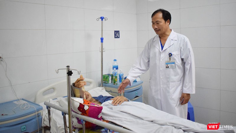 Bác sĩ Vũ Xuân Hùng thăm khám cho bệnh nhân. Bác sĩ Vũ Xuân Hùng thăm khám cho bệnh nhân.