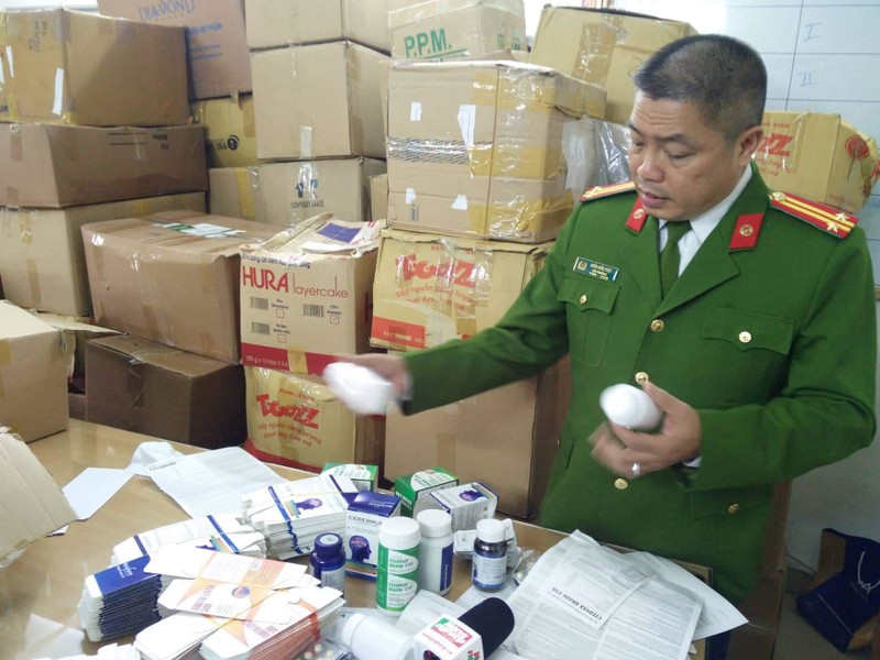 Cơ quan chức năng thu giữ thuốc giả tại nơi ở của Lý Minh Thông (Ảnh: An Bình) Cơ quan chức năng thu giữ thuốc giả tại nơi ở của Lý Minh Thông (Ảnh: An Bình)