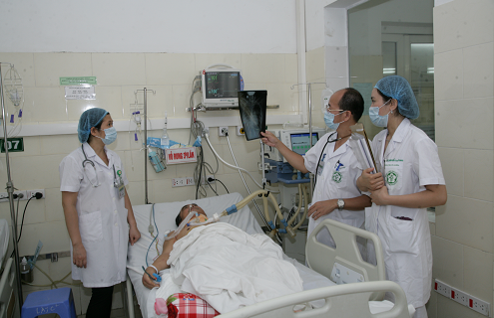 Các bác sĩ của Trung tâm Bệnh nhiệt đới, Bệnh viện Bạch Mai điều trị cho bệnh nhân (Ảnh: BVCC)