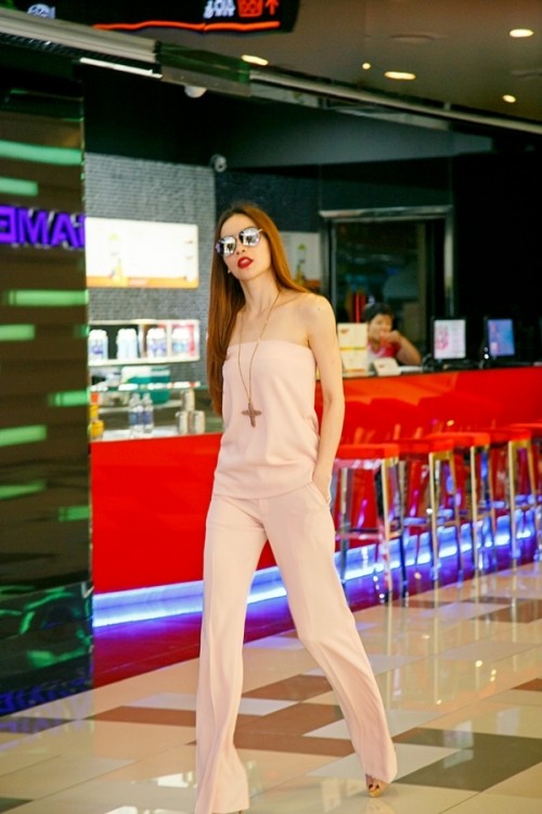 Trong lần gặp gỡ đầu tiên, cô đã gây được ấn tượng với cựu danh thủ thành Maschester nhờ ngoại hình xinh đẹp và phong cách thời trang ấn tượng. Trong lần gặp gỡ đầu tiên, cô đã gây được ấn tượng với cựu danh thủ thành Maschester nhờ ngoại hình xinh đẹp và phong cách thời trang ấn tượng.