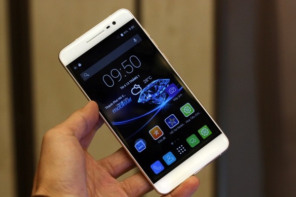 Máy có màn hình IPS kích thước 5,5 inch, độ phân giải FullHD, kính bảo vệ Dragontrail. Máy có màn hình IPS kích thước 5,5 inch, độ phân giải FullHD, kính bảo vệ Dragontrail.