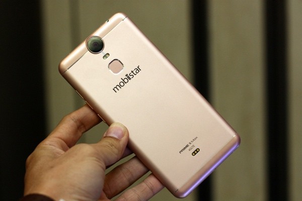 Chiếc máy có thiết kế kim loại nguyên khốimàu vàng hồng, cảm biến vân tay đặt ngay phía dưới camera. Chiếc máy có thiết kế kim loại nguyên khốimàu vàng hồng, cảm biến vân tay đặt ngay phía dưới camera.