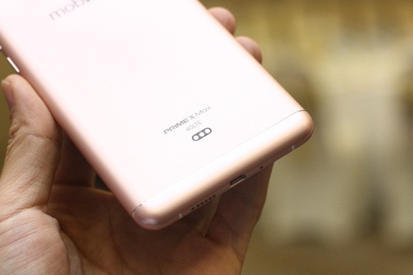 3 chấu phía dưới máy được dùng để kết nối với một ốp lưngnhựa, sau đó đặt cả máy vào ốp lưng vào một thiết bị để sạc không dây. Bộ sạc không dây được bán rời. 3 chấu phía dưới máy được dùng để kết nối với một ốp lưngnhựa, sau đó đặt cả máy vào ốp lưng vào một thiết bị để sạc không dây. Bộ sạc không dây được bán rời.