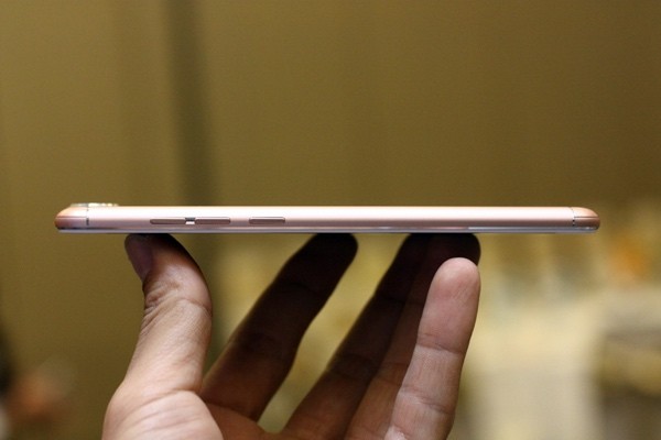 Phím nguồn và các phím âm lượng ở cạnh phải. Phím nguồn và các phím âm lượng ở cạnh phải.