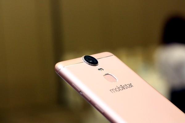 Camera sau có độ phân giải 21MP, được thiết kế hơi lồi lên so với mặt sau. Camera sau có độ phân giải 21MP, được thiết kế hơi lồi lên so với mặt sau.