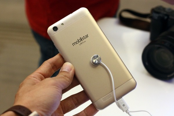 Chiếc máy "em út" trong dòng Kim 2016 có màn hình kích thước 5 inch, độ phân giải HD. Máy có các màu bạc, vàng, hồng vàng. Chiếc máy "em út" trong dòng Kim 2016 có màn hình kích thước 5 inch, độ phân giải HD. Máy có các màu bạc, vàng, hồng vàng.