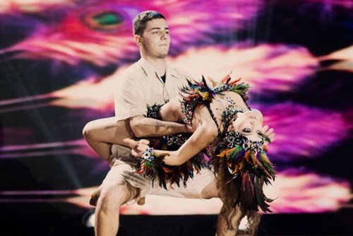 Cô cùng bạn diễn trong đêm mở màn Bước nhảy hoàn vũ Cô cùng bạn diễn trong đêm mở màn Bước nhảy hoàn vũ