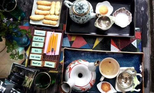 Ở quán, du khách không chỉ được thưởng trà mà còn có bánh ăn kèm hoặc gọi thêm theo yêu cầu. Ảnh:Hương Chi Ở quán, du khách không chỉ được thưởng trà mà còn có bánh ăn kèm hoặc gọi thêm theo yêu cầu. Ảnh:Hương Chi