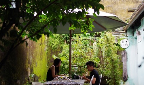 Góc xanh của quán rất hợp cho nhữngngười yêu thiên nhiên và không gian thoáng đãng. Ảnh:Hương Chi Góc xanh của quán rất hợp cho nhữngngười yêu thiên nhiên và không gian thoáng đãng. Ảnh:Hương Chi