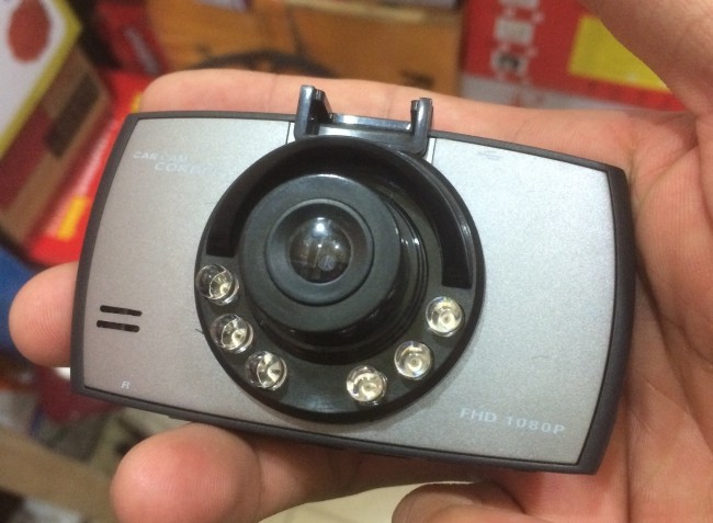 Chiếc camera này có giá bán 750 nghìn đồng, khách hàng chưa mặc cả. Ảnh: H.V