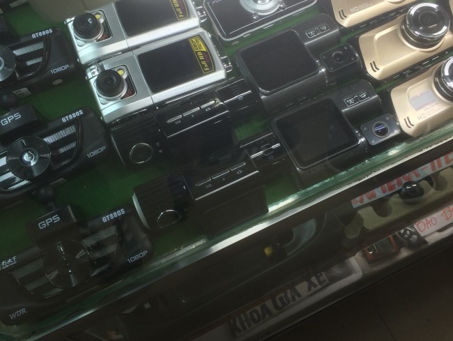 Đa dạng các chủng loại camera. Ảnh: H.V