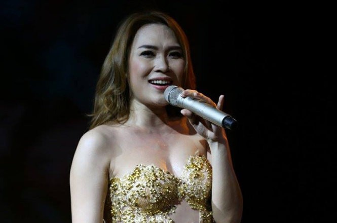 Mỹ Tâm khá "tưng" trong phần dẫn chuyện, nhưng khán giả ruột của cô đã quá quen với nét duyên riêng đó của Mỹ Tâm và vỗ tay rầm rầm theo từng lời nói của Mỹ Tâm. Mỹ Tâm khá "tưng" trong phần dẫn chuyện, nhưng khán giả ruột của cô đã quá quen với nét duyên riêng đó của Mỹ Tâm và vỗ tay rầm rầm theo từng lời nói của Mỹ Tâm.