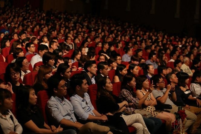 Nhà hát Hòa Bình kín người xem đêm nhạc Mỹ Tâm. Nhà hát Hòa Bình kín người xem đêm nhạc Mỹ Tâm.