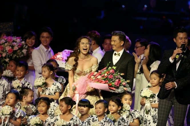 Đàm Vĩnh Hưng bất ngờ xuất hiện chúc mừng sinh nhật Mỹ Tâm. Đàm Vĩnh Hưng bất ngờ xuất hiện chúc mừng sinh nhật Mỹ Tâm.