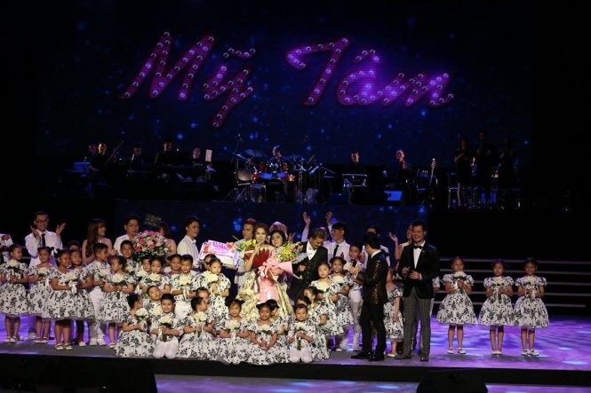 Trong tiếng hò reo, mừng vui của khán giả, giai điệuHappy birthday to youvang lên. Trong tiếng hò reo, mừng vui của khán giả, giai điệuHappy birthday to youvang lên.