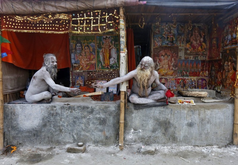 Những khoảnh khắc ấn tượng trong tuần ảnh 11 Naga Sadhus, người thánh Hindu chia nhau điếu thuốc trong trại tạm gần nơi hợp lưu của sông Hằng và vịnh Bengal, trước lễ hội