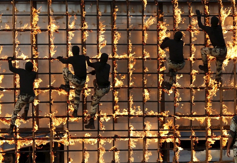 Rợn người trước cảnh binh sĩ huấn luyện như trong địa ngục ảnh 19 Và đây là bài tập của lực lượng an ninh ở Ả rập Saudi, trước cuộc hành hương Hajj năm 2015.