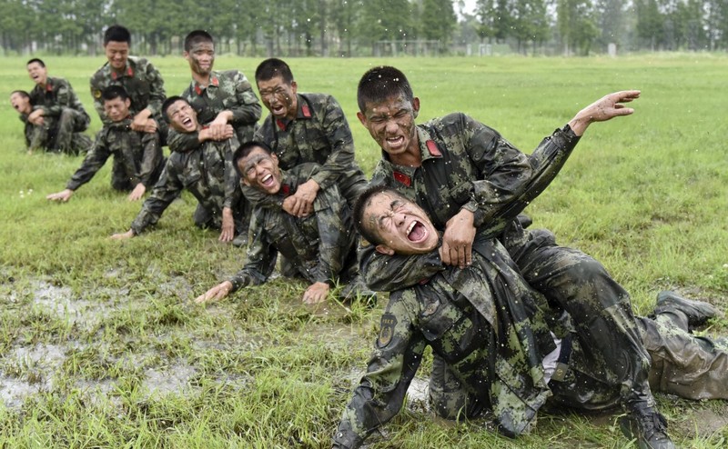 Và trau dồi kĩ năng chiến đấu giáp lá cà.
