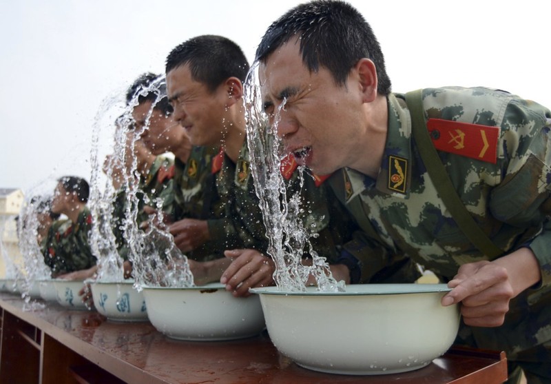 Các bài huấn luyện yêu cầu mỗi chiến binh đạt đến giới hạn tuyệt đối. Trong ảnh, các chiến sĩ luyện nín thở khi ở dưới nước.