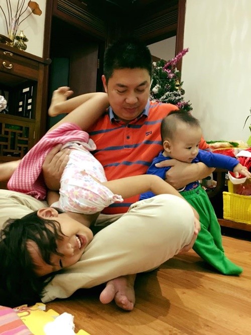 chồng doanh nhân và hai con của ca sĩThái Thùy Linh.